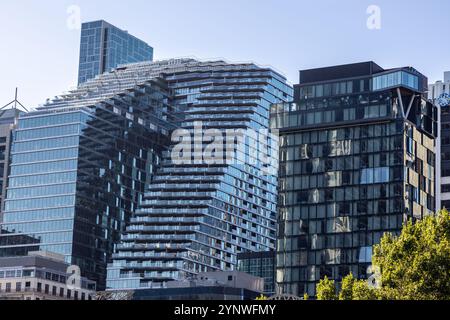 Melbourne, Australien – 20. Januar 2023: Der Collins Arch in der Collins Street und die städtische Architektur, die zwei bestehende Wolkenkratzer überbrückt Stockfoto