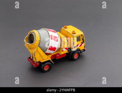 Miniatur-Spielzeug-Zementmischer-Truck. Selektiver Fokus mit Kopierraum für Text. Stockfoto