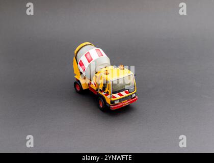 Gelber Miniatur-Zementmischer-Lkw Stockfoto