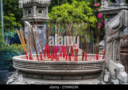 Räucherstäbchen an einer buddhistischen Pagode in Vietnam in Asien Stockfoto