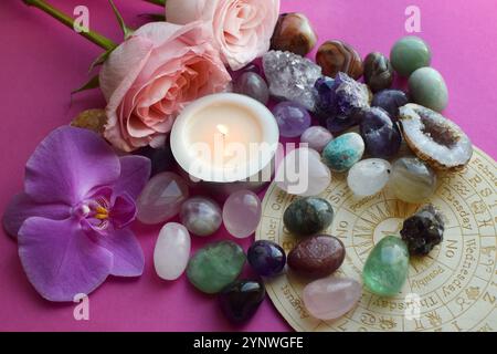 Amethyst-Kristalle, Rosenquarz und Orchideenblüte. Heilkristalle, die Magie der Edelsteine. Stockfoto