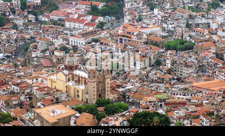 Taxco de Alarcon, eine fesselnde Stadt in Mexiko, zeigt seine atemberaubende Landschaft von einem hohen Aussichtspunkt aus. Die Aussicht zeigt einen komplizierten Wandteppich von Stockfoto