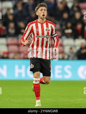 Sunderland, Großbritannien. November 2024. Dan Neil von Sunderland während des Sky Bet Championship Matches Sunderland gegen West Bromwich Albion im Stadion of Light, Sunderland, Großbritannien, 26. November 2024 (Foto: Alfie Cosgrove/News Images) in Sunderland, Großbritannien am 27.11.2024. (Foto: Alfie Cosgrove/News Images/SIPA USA) Credit: SIPA USA/Alamy Live News Stockfoto