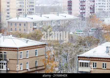 Blick über dem Stadtblock, der am Herbsttag mit dem ersten Schnee bedeckt ist Stockfoto
