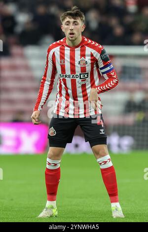 Sunderland, Großbritannien. November 2024. Dan Neil von Sunderland während des Sky Bet Championship Matches Sunderland gegen West Bromwich Albion im Stadion of Light, Sunderland, Großbritannien, 26. November 2024 (Foto: Alfie Cosgrove/News Images) in Sunderland, Großbritannien am 27.11.2024. (Foto: Alfie Cosgrove/News Images/SIPA USA) Credit: SIPA USA/Alamy Live News Stockfoto