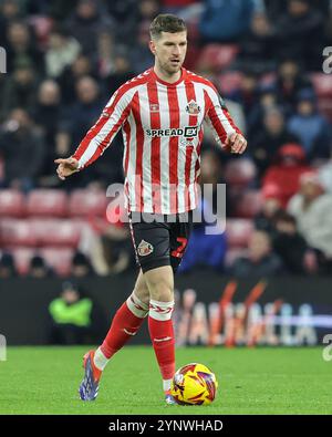 Sunderland, Großbritannien. November 2024. Chris Mepham von Sunderland während des Sky Bet Championship Matches Sunderland gegen West Bromwich Albion im Stadium of Light, Sunderland, Großbritannien, 26. November 2024 (Foto: Alfie Cosgrove/News Images) in Sunderland, Großbritannien am 27.11.2024. (Foto: Alfie Cosgrove/News Images/SIPA USA) Credit: SIPA USA/Alamy Live News Stockfoto