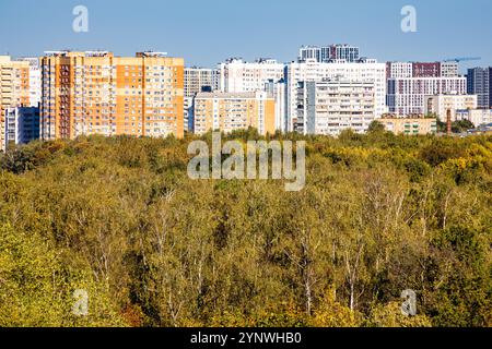 Herbst Stadtpark und moderne Apartmenthäuser an sonnigen Tagen Stockfoto