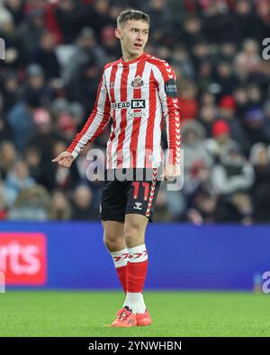 Sunderland, Großbritannien. November 2024. Chris Rigg aus Sunderland während des Sky Bet Championship Matches Sunderland gegen West Bromwich Albion im Stadion of Light, Sunderland, Großbritannien, 26. November 2024 (Foto: Alfie Cosgrove/News Images) in Sunderland, Großbritannien am 27. November 2024. (Foto: Alfie Cosgrove/News Images/SIPA USA) Credit: SIPA USA/Alamy Live News Stockfoto