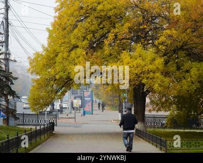 Tscheljabinsk Russland - 1. Oktober 2022. Lenin Avenue. Ein Mann läuft an einem Herbstmorgen auf einem Fußgängerweg im Stadtzentrum Stockfoto