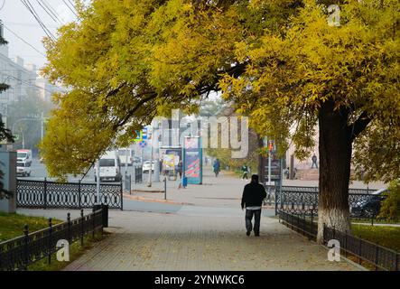 Tscheljabinsk Russland - 1. Oktober 2022. Lenin Avenue. Ein Mann läuft an einem Herbstmorgen auf einem Fußgängerweg im Stadtzentrum Stockfoto