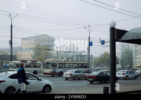 Tscheljabinsk Russland - 1. Oktober 2022. Lenin Avenue. Lebhafter Autoverkehr in der Innenstadt am Morgen Stockfoto