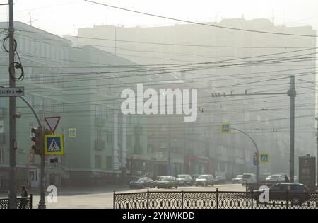 Tscheljabinsk Russland - 1. Oktober 2022. Lenin Avenue. Das Stadtzentrum ist am frühen Morgen von dickem Nebel umgeben Stockfoto