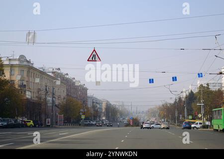 Tscheljabinsk Russland - 1. Oktober 2022. Lenin Avenue. Blick auf eine breite Allee im Stadtzentrum an einem Herbstmorgen Stockfoto