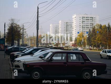 Tscheljabinsk, Russland - 1. Oktober 2022. Lenin Avenue. Blick auf geparkte Autos und die herbstliche Morgenlandschaft der Stadt Stockfoto