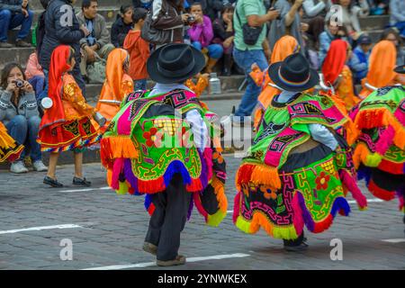 Kinder in bunten Kleidern während des religiösen Parade Festival Virgen Del Carmen in Cusco, Peru Stockfoto