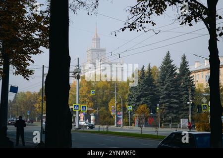 Tscheljabinsk, Russland - 1. Oktober 2022. Lenin Avenue. Blick auf die Straße im Stadtzentrum und das Gebäude der South Ural University Stockfoto