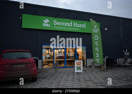 Hässleholm, Skåne, Schweden. November 2024. PMU Second Hand Shop. Stockfoto