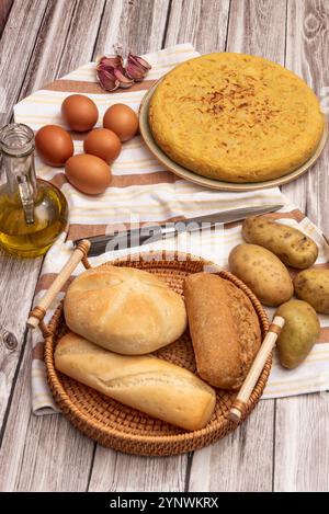 Es kann auf einem Teller, in einem Sandwich (spanisches Tortilla-Sandwich), in einer Tapa oder auf einem Pincho gegessen werden Stockfoto