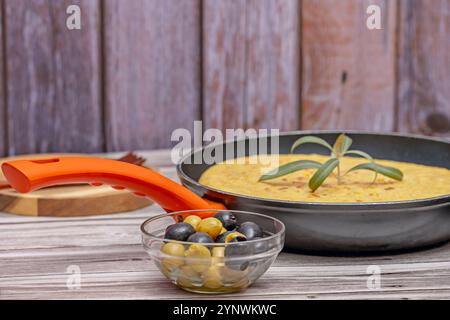 Das Kartoffelomelette, auch als spanisches Omelett bekannt, ist ein Omelett oder Tortilla, dem gehackte Kartoffeln hinzugefügt werden Stockfoto