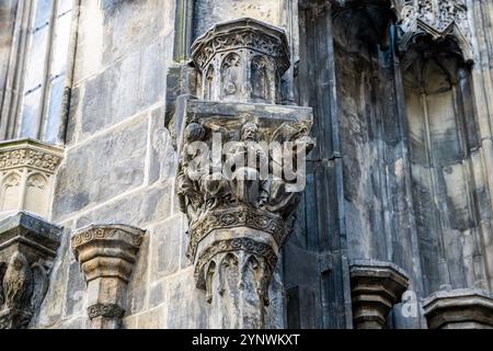 Skulptur Hauptstadt mit Heiligen im nördlichen gotischen Portal der Kirche unserer Lieben Frau vor Týn, Stare Mesto (Altstadt) Viertel, Prag, Tschechien Stockfoto