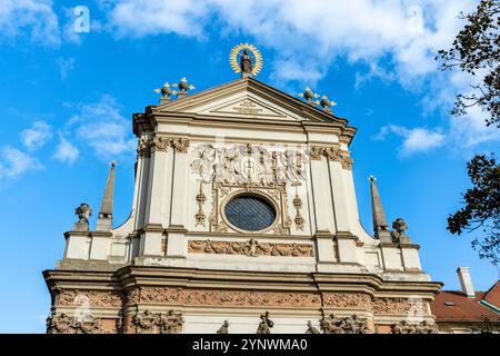 Fassade der Barockkirche St. Ignatius aus dem 17. Jahrhundert auf dem Karlplatz (in Tschechisch Karlovo náměstí), Neustadt (Nove Mesto), Prag, Tschechien Stockfoto