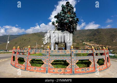 Die Skulptur der vier harmonischen Brüder oder Freunde, im Volksmund bekannt als Thuenpa Puen Zhi, an der Hauptstraße Kreuzung Paro - Thimphu. Stockfoto