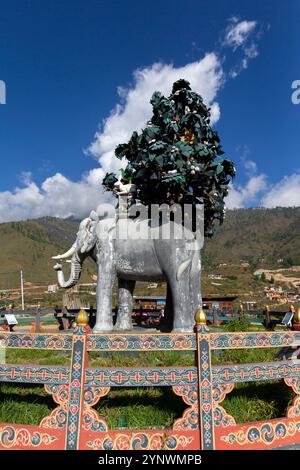 Die Skulptur der vier harmonischen Brüder oder Freunde, im Volksmund bekannt als Thuenpa Puen Zhi, an der Hauptstraße Kreuzung Paro - Thimphu. Stockfoto