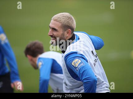 München, Deutschland 26. November 2024: Fussball, Herren, 3.Liga, Saison 2024/2025, TSV 1860 München, Ausbildung, Grünwalder Straße 114 Marlon Frey (TSV 1860 München) beim Aufwärmen, grinsen, lächeln Stockfoto