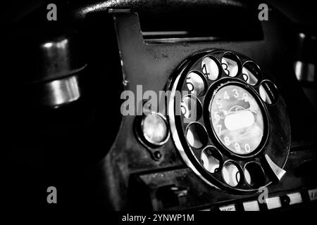 Altes, Retro- und Vintage-Festnetz-Drehtelefon im Noir-Stil Stockfoto