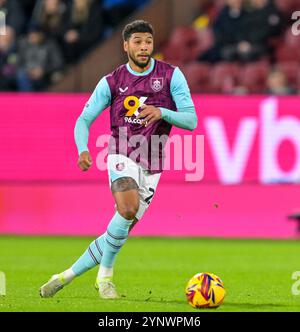 Turf Moor, Burnley, Lancashire, Großbritannien. November 2024. EFL Championship Football, Burnley gegen Coventry City; Josh Laurent aus Burnley mit dem Ball Credit: Action Plus Sports/Alamy Live News Stockfoto