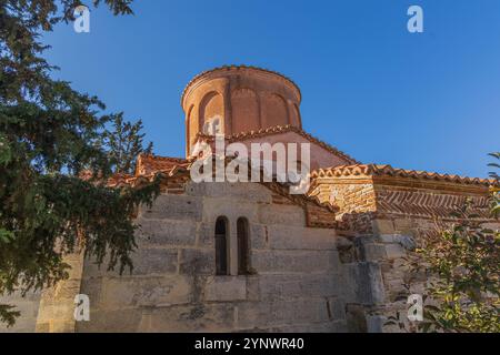 Inneres der römischen Domkirche. Altes architektonisches Design mit Lehm-Dachziegeln. Die schlafende Kirche der heiligen Maria in Apollonia Albanien Museum und Mona Stockfoto
