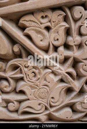 Nahaufnahme der wunderschönen antiken Terrakotta-Schnitzerei mit floralem und islamischem Design auf der Außenseite des mittelalterlichen Schreins Mazar-i-Sharif, Sughd, Tadschikistan Stockfoto