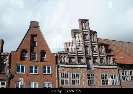 Kontrast zwischen Alt- und Neubauten in Lüneburg Stockfoto