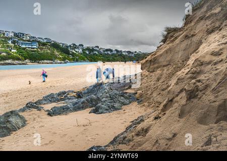 Felsen, die durch Erosion des Sanddünen-Systems am Crantock Beach in Newquay in Cornwall in Großbritannien freigelegt wurden. Stockfoto