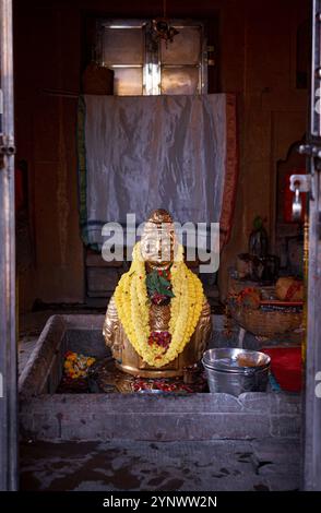 Statue von Lord Kaal Bhairav. Er wird (im mythologischen Kontext) als Beschützer der Stadt Varanasi in Indien bezeichnet. Varanasi ist Pilgerstätte und antike Stadt Stockfoto