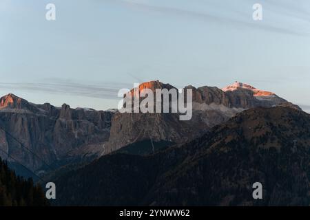 Alpenglow auf den Berggipfeln der dolomiten oberhalb von Canazei Stockfoto