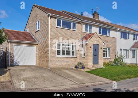 Äußere eines typischen britischen Doppelhaushauses oder eines Hauses aus der vorderen Höhe mit Garage Stockfoto
