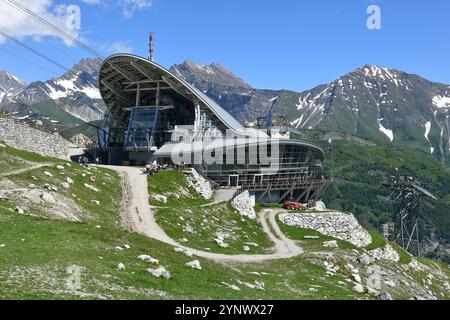 Die Seilbahnstation Pavillon (2173 m) des Skyway Monte Bianco, die ein Bar-Restaurant, einen Keller und Räume für private Veranstaltungen beherbergt, Courmayeur Stockfoto