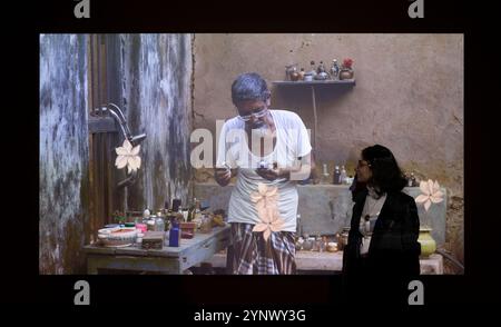 V&A South Kensington, London, Großbritannien. November 2024. Der Jameel-Preis: Bewegtbilder, die 7. Ausgabe des internationalen Preises für zeitgenössische Kunst und Design, inspiriert von islamischer Kultur, Gesellschaft und Ideen, mit Werken wie Film, Video, Fotografie, Animation, Installation, Klang, Skulptur und virtuelle Realität. Bild: Khandakar Ohida (Foto). Dream Your Museum, 2022, ist ein Film über den Künstler Onkel Khandakar Selim und seine Sammlung von mehr als 12.000 Objekten in den letzten 50 Jahren. Quelle: Malcolm Park/Alamy Live News Stockfoto