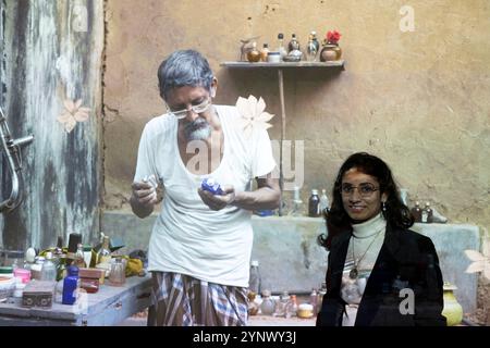 V&A South Kensington, London, Großbritannien. November 2024. Der Jameel-Preis: Bewegtbilder, die 7. Ausgabe des internationalen Preises für zeitgenössische Kunst und Design, inspiriert von islamischer Kultur, Gesellschaft und Ideen, mit Werken wie Film, Video, Fotografie, Animation, Installation, Klang, Skulptur und virtuelle Realität. Bild: Khandakar Ohida (Foto). Dream Your Museum, 2022, ist ein Film über den Künstler Onkel Khandakar Selim und seine Sammlung von mehr als 12.000 Objekten in den letzten 50 Jahren. Quelle: Malcolm Park/Alamy Live News Stockfoto