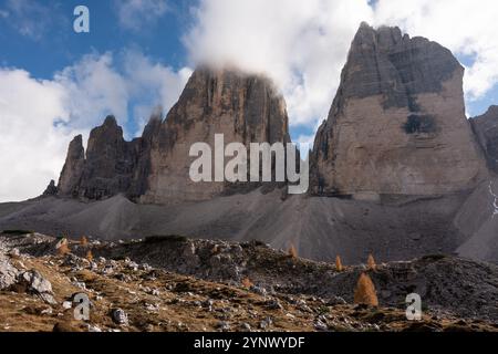 Wunderschöne Berglandschaft im Herbst mit dolomiten, blauem Himmel und orangen Lärchen Stockfoto