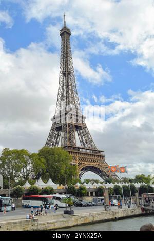 Der Eiffelturm ist ein schmiedeeiserner Gitterturm auf dem Champ de Mars in Paris, Frankreich. Es ist nach dem Ingenieur Gustave Eiffel benannt. Stockfoto
