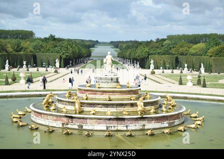 Der Latona-Brunnen in den Gärten von Versailles liegt im Latona-Becken zwischen dem Schloss von Versailles und dem Canal Grande. Stockfoto