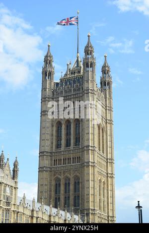 Der Victoria Tower ist ein quadratischer Turm am südwestlichen Ende des Palace of Westminster in London, neben Black Rod's Garden im Westen. Stockfoto