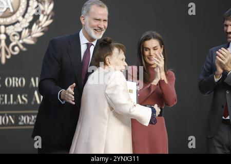 Sevilla, Spanien. November 2024. Spanien König Felipe VI. Und Königin Letizia bei der Verleihung der Goldmedaillen für den Verdienst der Schönen Künste in Sevilla am Mittwoch, 27. November 2024. Quelle: CORDON PRESS/Alamy Live News Stockfoto