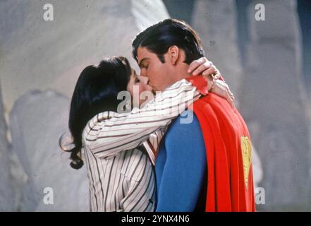 SUPERMAN II 1981 Warner Bros. Film mit Christopher Reeve als Clark Kent (Superman) und Margot Kidder als Zeitungsreporter Lois Lane Stockfoto