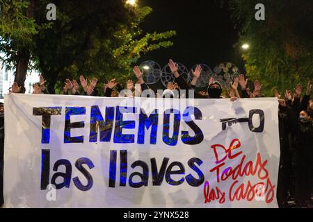 Madrid, Spanien. November 2024. Hunderte von Menschen protestieren im Madrider Stadtteil Vallecas gegen die Räumung des von Atalaya besetzten Sozialzentrums. (Foto: Fer Capdepon Arroyo/Pacific Press) Credit: Pacific Press Media Production Corp./Alamy Live News Stockfoto