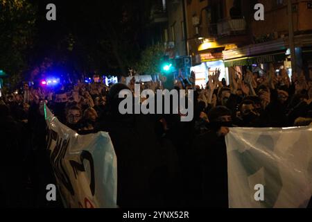 Madrid, Spanien. November 2024. Hunderte von Menschen protestieren im Madrider Stadtteil Vallecas gegen die Räumung des von Atalaya besetzten Sozialzentrums. (Foto: Fer Capdepon Arroyo/Pacific Press) Credit: Pacific Press Media Production Corp./Alamy Live News Stockfoto