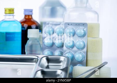 Medizinische Geräte zur Behandlung von Infektionen. Wundpflegeset. Medizinische Versorgung für Krankenschwestern. Conform Verband, Pinzette, Wattebausch mit Alkohol. Stockfoto