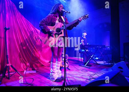 London, Großbritannien. UK. November 2024. LONDON, ENGLAND – 26. NOVEMBER: Leonie Biney trat am 26. November 2024 in der Bush Hall in Shepherd’s Bush auf. CAP/MAR © MAR/Capital Pictures Credit: Capital Pictures/Alamy Live News Stockfoto